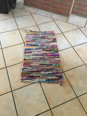 Ich hatte soviel Wollreste, die ich verbrauchen wollte. Da habe ich mit der Strickliesel Bänder gewerkelt und die dann zum Badeteppich gehäkelt. So kann man Wollreste verwerten