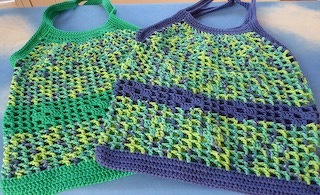 Beide Netze sind - mit leichten Abwandlungen - nach der Anleitung der Initiative Handarbeit gehäkelt.
Das blaue war ein Mitbringsel für die Einladung ins Ferienhaus von Freunden.