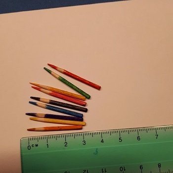 die Stifte sind eine Miniatur-Ausführung aus Zahnstochern, und der Becher ist ein Fingerhut (AL i-net)