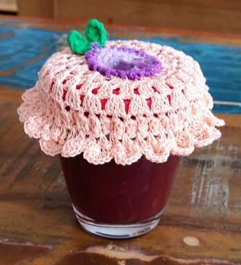 ein tolles Geschenk!  Erst aus eigenem Anbau lecker Pflaumenmus kochen und dann nett verpackt an liebe Freunde verschenken! Kam sehr gut an. ????
Anleitung hab ich mir selber überlegt! In der vorletzten Runde habe ich einen üblichen Gummiring eingehäkelt und als Abschluss kleine Muscheln gearbeitet.