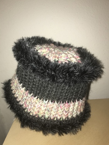 Sehr einfach nachzuarbeiten. Tolle Anleitung von Petra Perle. Ich hab ein paar Runden mehr als in der Anleitung gehäkelt, damit die Ohren bedeckt sind.