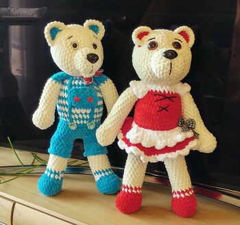 Die zwei bayrischen Teddys entstsbden jedoch bei mir in Brandenburg....fängt auch mit B an????
Ich habe die Outfits aus einer Laune heraus entstehen lassen.