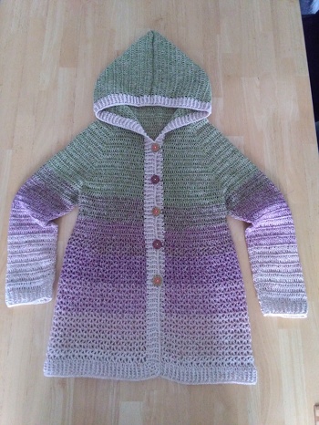 Super Anleitung.
Habe etwas abgewandelt, da ich für meine Tochter ganz andere Wolle genommen habe. Die Umrandung habe ich mit vorderen und hinteren Reliefmaschen gehäkelt, so hat es sich gleich an der Kapuze etwas zusammengezogen. Dadurch liegt sie perfekt am Kopf.
Jetzt ist noch eine für mich an der Nadel :-) bin gespannt, sie gefällt mir aber jetzt schon.