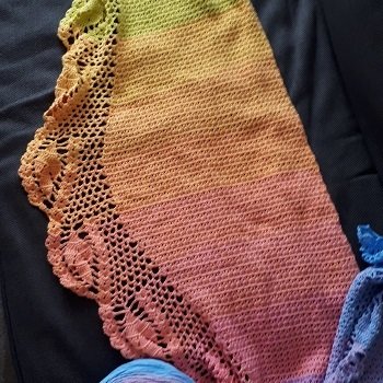 Mein Schal-Tuch ist fertig mit diesem herrlichen Bobbel. Im Urlaub angefangen, und nach einer guten Woche war es fertig.
Al kostenlos aus dem i-net. Hier das Ergebnis.