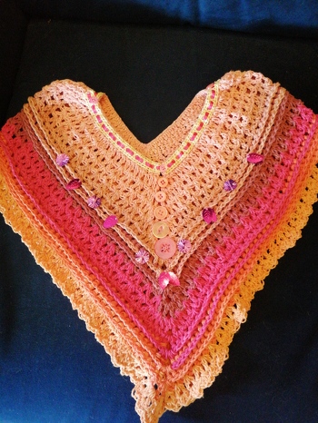 Voor mijn kleindochter een poncho gehaakt. Ze is er blij mee.