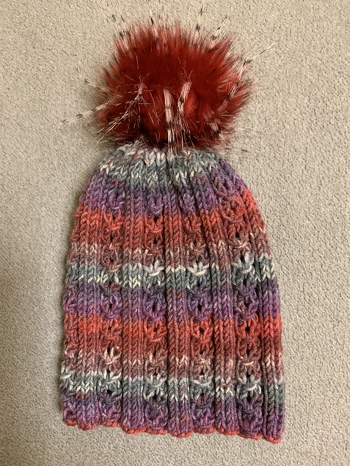 Die Mütze hab ich für mein 2-jährige Patenkind gestrickt, mit dickerer Wolle kein Problem, sie wollte einen Bommel. Die Anleitung ist leicht verständlich und in kürzester Zeit hat man ein wunderschönes Geschenk. Vielen Dank an Maschenspiel.