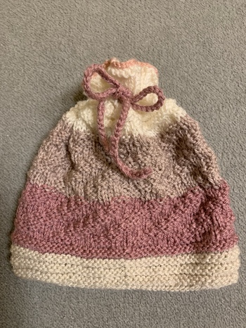 Meine Kollegin wird Oma und ich finde das schönste Geschenk ist doch was selbst gestricktes. Auf der Suche nach einem schönen Mützchen bin ich auf die Anleitung von Maschenspiel gestoßen, wie schon so oft. Das Mützchen ist wunderschön geworden, leicht nachzuarbeiten und auch für Anfänger geeignet . Nun kann das Baby kommen. Vielen Dank für die tolle Anleitung.