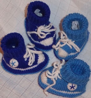 Freunde von uns sind Grosseltern geworden. Für den Nachwuchs habe ich die Turnschuhe ich der Grundanleitung von piccolo popolo gestrickt. Die Schnürung habe ich etwas abgewandelt.