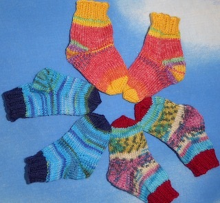 Die Söckchen sind für den Adventskalender der Kinderkrebsklinik in Tübingen bestimmt. DasStricken hat viel Freude gemacht und ich hoffe, die Kalender dann auch, in einersehr  schwierigen Situation!