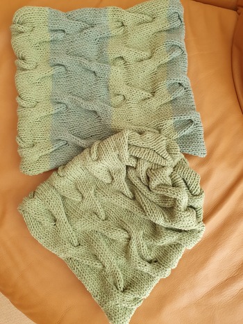 Das Stricken hat großen Spaß gemacht, ging schnell voran.
Mütze sieht auch ohne Bommel gut aus.