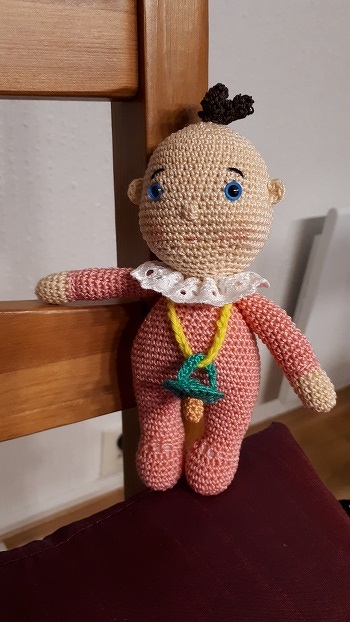 dieses Baby ist für eine schwangere Kollegin, die ein Mädchen erwartet. Ich hoffe, sie freut sich darüber.