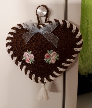 gehäkeltes Herz mit Zuckerstangenkante, passend zum Oktoberfest oder als Lebkuchenherz mit Zuckerguß. AL-Youtoube.
Habe 2 Hälften gehäkelt, leicht ausgestopft und zusammengehäkelt, Blümchen-Aufbügler