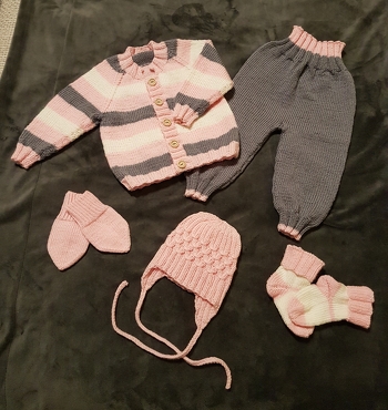 Babysachen sind auch immer schnell gestrickt und nie mehr im Leben sieht man in selbst gestrickten Sachen so niedlich aus, wie als Baby!
