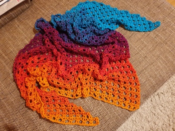 Liebe Häkelfans, bisher hatte ich wenig Erfahrung mit Lesen einer Anleitung, da habe ich mich immer etwas schwer getan. Als ich beim Stöbern auf die Anleitung von Frau Eder gestoßen bin, dachte ich so für mich, das bekommst du auch hin. Ich habe das tolle Tuch Mayla mit der Anleitung von Frau Eder gehäkelt und wie ich finde in einer sehr interessanten Farbvariation mit einem Bobbel Farbverlaufsgarn. Anbei ein nettes Foto.
Allen viel Spaß beim nacharbeiten. Herbstliche Grüße von Alexa