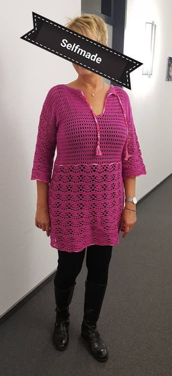 Es hat Spaß gemacht, die Tunika zu häkeln. Bei 170cm und Konfektiongrösse 40/42 habe ich mich an die größeren Angaben gehalten und die Tunika passt perfekt. Damit ich sie, wie auf dem Foto, mit Top, Stiefeln und Leggings auch zur Arbeit tragen kann, habe ich sie etwas länger gearbeitet. Danke für die tolle Anleitung.