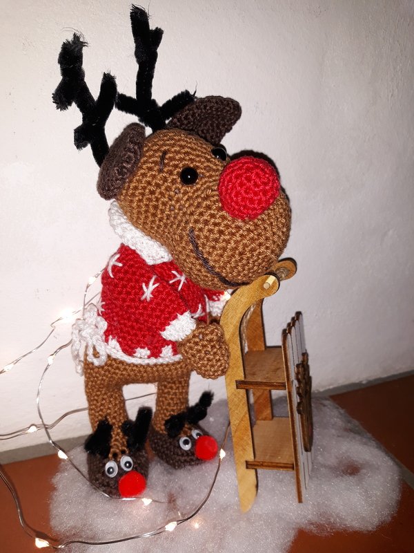 randy der elch mit hauspuschen und pullover