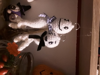 Meine Gruselchen von Lassal waren schnell gehäkelt. Sie werden zu Halloween an kleine Geister verschenkt, ist mal etwas Anderes als Süßes ;-)