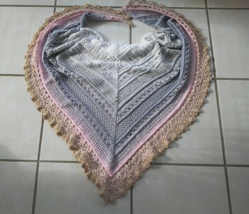 Häkelanleitung Tuch Best of 2018 von Morben Design mit Verlängerung Edlothia
1500m/3fädig mit NS 3