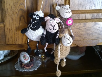 so jetzt sind noch einige entstanden und einer sieht aus wie Shaun das Schaf, hat mir ein Shaun Liebhaber geflüstert. LG Rosi