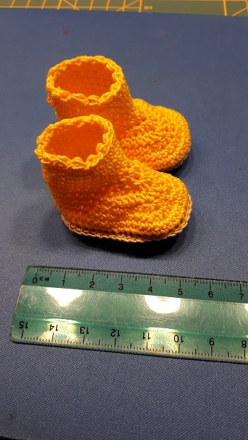 ein Paar Gummistiefel gefällig bei dem regnerischen Herbstwetter hier.
Sohle nach einer Anleitung, den Rest selbst ausgedacht und probiert.