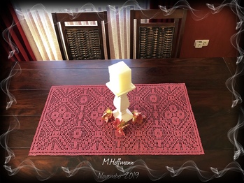 Maschengefluester/Läufer Modern Art Style.
Tolle anfängertaugliche Anleitung.