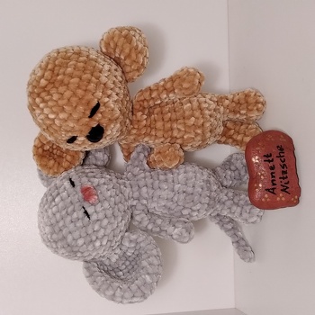 Das sind Mr. Maus und Bärti, die allerliebsten Kuschelfreunde.