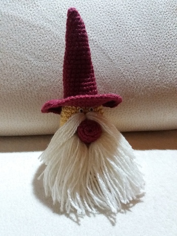 Wichtel lugt unter dem Hut hervor.;)))