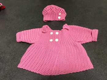 Babyjäckchen und Mütze nach Anleitung von Petra Herrmann aus Düsseldorf.
Merinowolle. Die Anleitung ist leicht nachzuarbeiten.
Das Set hat begeisterte Abnehmer gefunden.