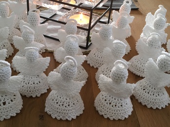 Ich habe 25 Engelchen lt. Häkelanleitung von Elke Eder. Es ist eine schöne, entspannende Arbeit.