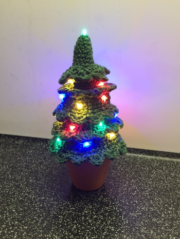 Bis auf das einarbeiten der Lichterkette war dieses kleine Bäumchen super schnell gehäkelt.