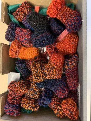 Nach Ajontes Anleitung
Umgewandelt zu Rutschsöckchen für Küchenstühle