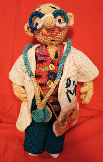 Ich habe die Anleitung etwas abgewandelt, da ich die Puppe unserem Hausarzt angepasst habe, der sie zu Weihnachten geschenkt bekommen hat.