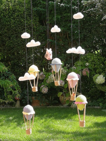 Hat super geklappt mit dem herstellen dieses schönen Ballon - Mobile. Da passen sogar die Playmobilfiguren rein