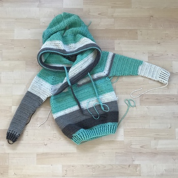 Häkelpulli, inspiriert von Kleinstwerks Hoodie. Habe 3 Bobbels verhäkelt, Gr. 134/140.