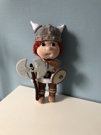 Lange habe ich nach einer Anleitung für einen Wikinger gesucht .... und gefunden ! Es hat richtig Spaß gemacht diesen kleinen Kerl wachsen zu sehen. Die Überraschung ist gelungen, der Wikinger Fan hat sich riesig über sein Maskottchen gefreut !!