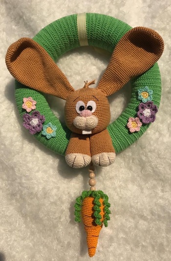 Ostern ist ja nicht mehr weit! Mein Hase ist schon auf der Suche nach Karotten! Danke Rimajas für die tolle Anleitung.