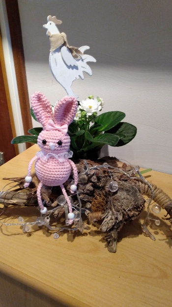 das ist mein neuer osterhase von einer kostenlosen anleitung v hobbii--( nicht von der kaufanleitung die man hier bekommen kann )