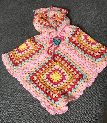 Mädchenponcho ebenfalls aus Mikrofasergarn mit Kaputze