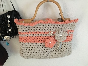 Handtaschen Versuch aus Bändchengarn mit Holzbügel