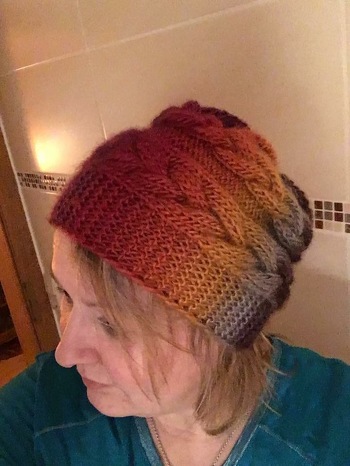 Mütze habe ich quergestrickt mit Zöpfen