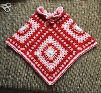 Mädchenponcho im Granny Stil aus Mirkofasergarn