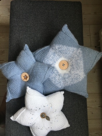 Sternenkissen habe ich aus verschiedenen Wollen gearbeitet ... Mikrofaser u ein Flauschgarn