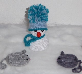 Meine beiden Winterkinder haben soeben ein Fröstchen (Anleitung byCharlotta) gebaut und da müssen natürlich die beiden neugierigen Mäuschen schnuppern kommen…