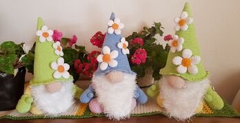 Diese süßen Frühlingswichtel hab ich nach einer Anleitung von diba 26 gehäkelt und freuen sich schon auf den Frühling. Die Anleitung ist super erklärt und es war einfach, die Wichtel nachzuarbeiten.