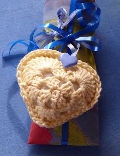 Das hübsche Herz nach Anleitung von PollyundPaule habe ich nicht zum ersten Mal gehäkelt und verschenkt, diesmal einer kranken Kollegin.