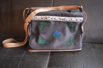 Taschenmuster leicht abgeändert
Stickmuster selber gestaltet und bestickt
mit vielen Innentasche
Rückwand aus Korkstoff