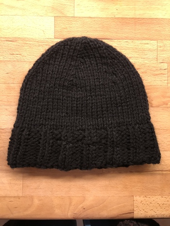 Einfache Strickmütze in schwarz, ohne Anleitung