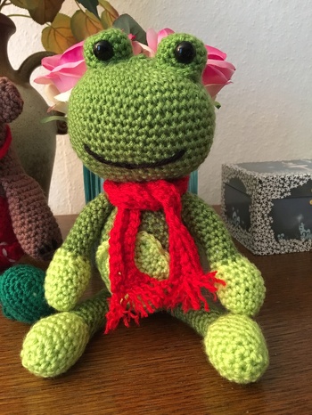 Viel Spaß hatte mir das Häkeln dieses Fröschchens bereitet. Mein Enkel hat es damals zu Weihnachten bekommen und war sofort verliebt darin.