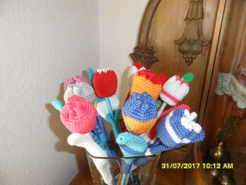 Ging sehr leicht zu häkeln ,mein Tulpenstrauß . Habe ca. 100 gemacht und vielen eine Freude bereitet. Ein nettes kleines Mitbringsel.