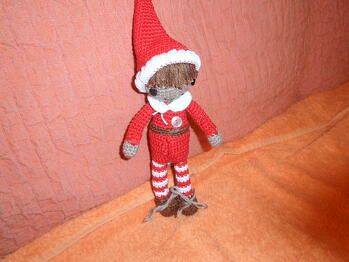 Weihnachtself , oft gehäkelt und verschenkt.